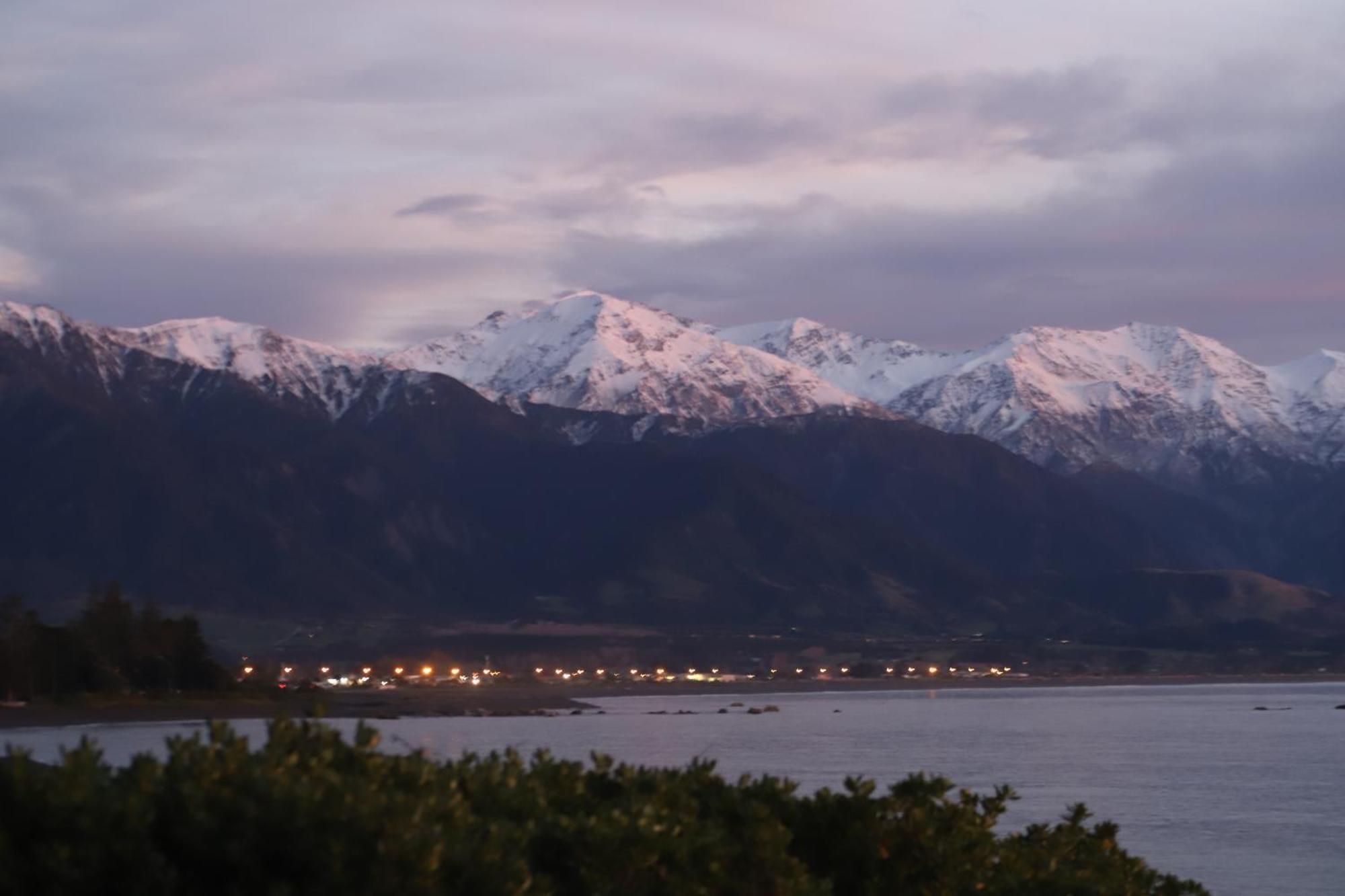 Sierra Beachfront Motel Kaikoura Bagian luar foto