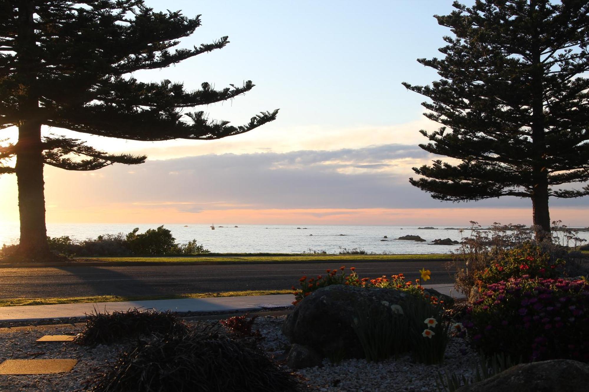 Sierra Beachfront Motel Kaikoura Bagian luar foto